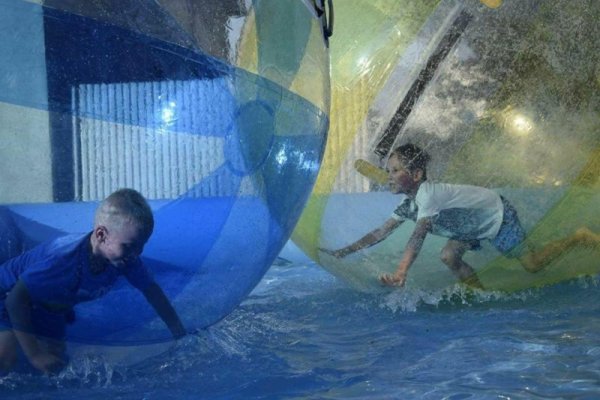 Kule wodne na zewnątrz sali